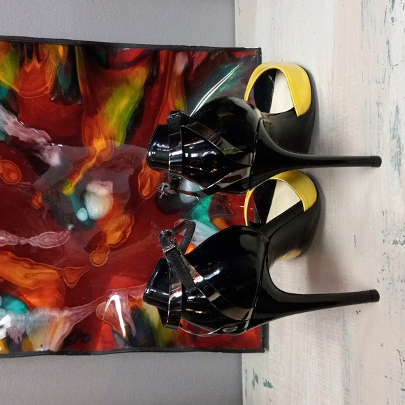 RALPH LAUREN COLLECTION Purple Label Black and Yellow Heels - Picture 2 of 12